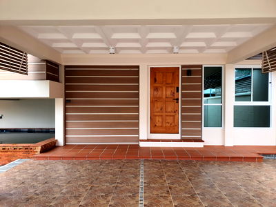 บ้านแฝดให้เช่า : ให้เช่า บ้านแฝดหรู 2.5 ชั้น สไตล์ไม้จริงผสานคอนกรีต ใจกลางเมืองชุมพร เดินทางสะดวก