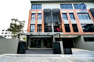 ขายทาวน์โฮม : ขายทาวน์โฮม 3.5 ชั้น โครงการBritloft ถนนโชคชัย 4 แยก 28 ใกล้ MRT สถานีโชคชัย 4 พร้อมอยู่ 