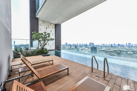 🔥 Best Value! Beautiful Unit at The Breeze Narathiwas Near Brt Nararam 3