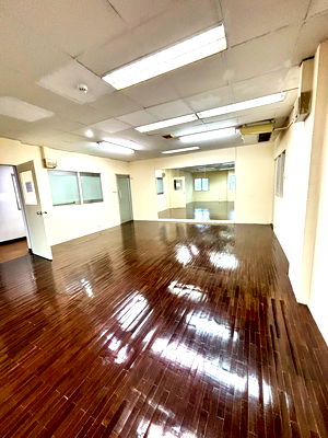 Office for rent Big C Super Center Ekkamai : Office for rent (Thonglor) approximately 700 meters from BTS Thonglor Station.