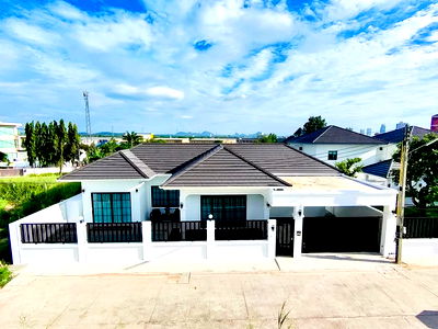 Houses for sale Lieb Tang Rodfai : Newly renovated single detached house, 3 bedrooms 3 bathrooms, private swimming pool, soi Huay Yai Pattaya, ready to move in