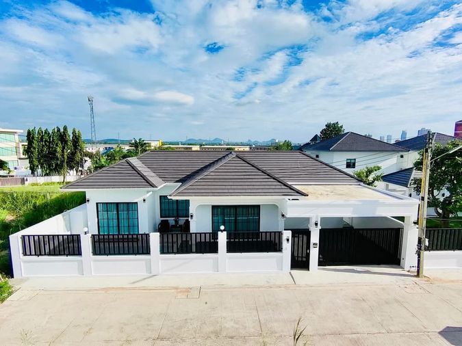 บ้านสวยเรโนเวทใหม่ 3 ห้องนอน 3 ห้องน้ำ พร้อมสระ เฟอนิเจอร์ครบ ห้วยใหญ่ พัทยา พร้อมอยู่