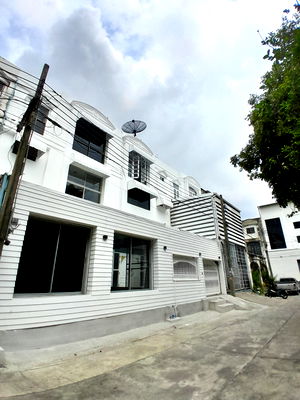 Townhouses for sale Thiam Ruam Mit Road : 2 units townhouse Rama 9 soi 11