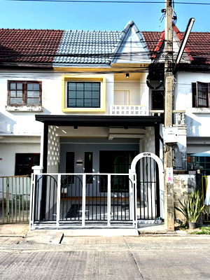 ทาวน์โฮม กรุงเทพมหานคร : ทาวน์เฮ้าส์ แต่งใหม่ หมู่บ้านสินทอง ถนนร่มเกล้า 28 ถนนเมน มีหน้าต่างครัวหลังบ้านโล่ง ทำเลดี คลองสามประเวศ ลาดกระบัง ราคาถูก