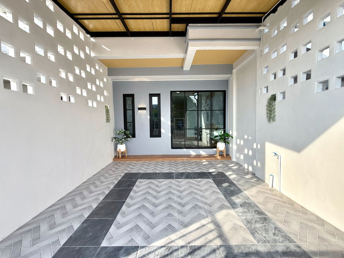 รูป ทาวน์เฮ้าส์ แต่งใหม่ หมู่บ้านสินทอง ถนนร่มเกล้า 28 ถนนเมน มีหน้าต่างครัวหลังบ้านโล่ง ทำเลดี คลองสามประเวศ ลาดกระบัง ราคาถูก - รูปที่ 4/31