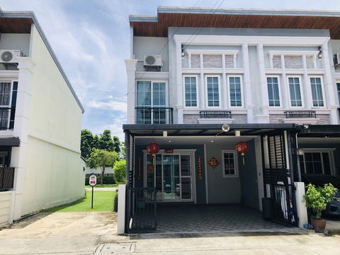 ขายถูก ทาวน์โฮมหลังมุม สภาพใหม่ โกลเด้นทาวน์ 3 บางนา-สวนหลวง 19.6 ตรว. พท.ใช้สอย 117 ตรม. 4 ห้องนอน