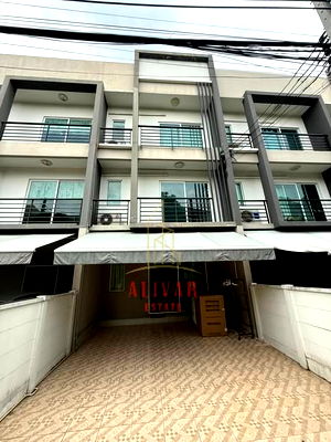 Townhouses for rent สถาบันเทคโนโลยีไทย-ญี่ปุ่น : RH014126 For rent: 3-story townhome, Baan Klang Muang Sukhumvit 77 (On Nut), excellent location near BTS On Nut.