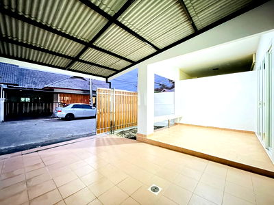 ทาวน์โฮม บางละมุง ชลบุรี : Single-Storey Townhouse for Sale in Khao Noi Area, East Pattaya