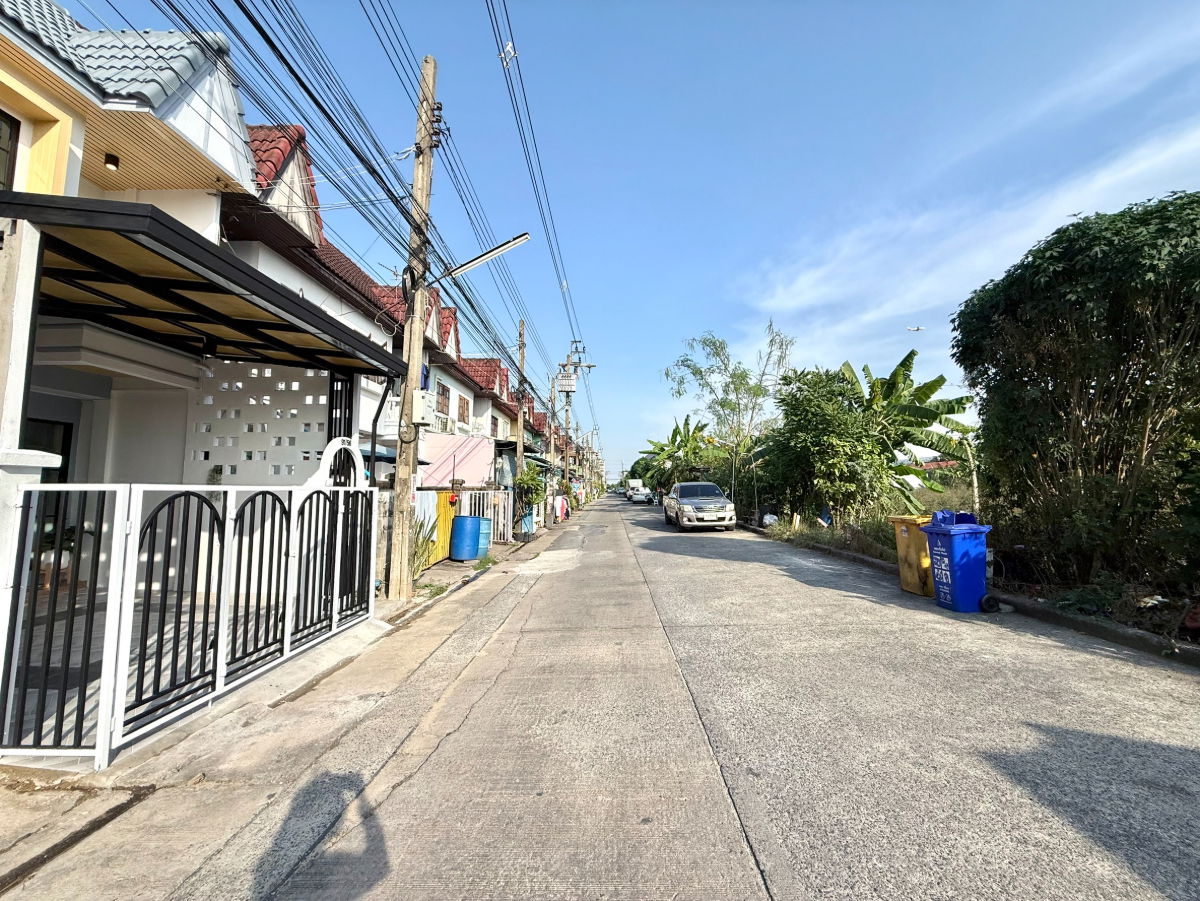 รูป ทาวน์เฮ้าส์ แต่งใหม่ หมู่บ้านสินทอง ถนนร่มเกล้า 28 ถนนเมน มีหน้าต่างครัวหลังบ้านโล่ง ทำเลดี คลองสามประเวศ ลาดกระบัง ราคาถูก - รูปที่ 29/31