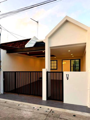 Townhouses for sale Phuket : Townhouse for sale, 2 bedrooms, 2 bathrooms, Soi Bang Chi Lao, Phuket Town, 3.29 million baht.