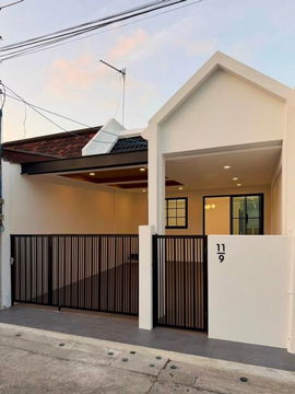 Townhouse for sale, 2 bedrooms, 2 bathrooms, Soi Bang Chi Lao, Phuket Town, 3.29 million baht.