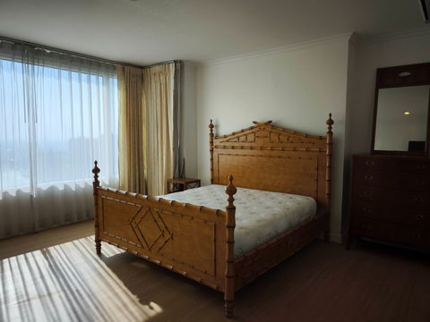 RS4834 Luxury riverside condo for rent, Watermark Chaophraya, pet-friendly, near BTS Saphan Taksin.