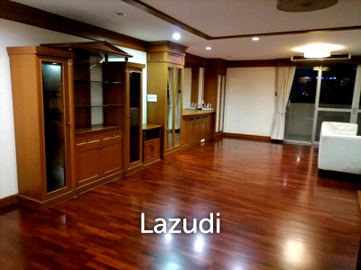 ขายคอนโด : 210 sqm condo on 9th floor at D.S. Tower 1 Sukhumvit 33, Khlong Tan Nuea Bangkok