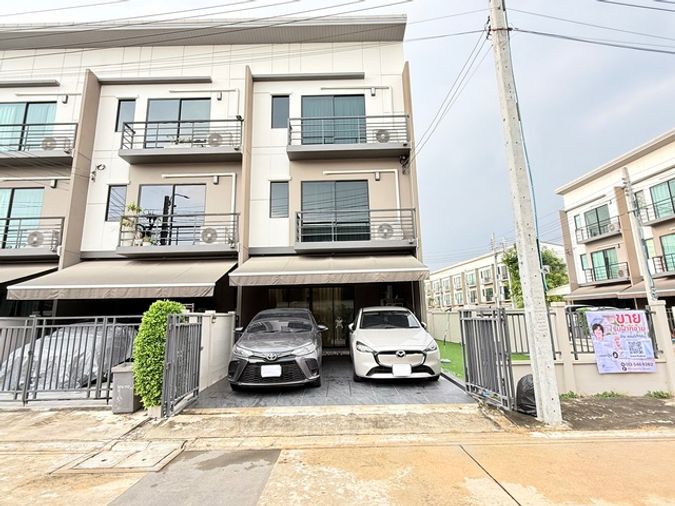 ขายทาวน์โฮม บ้านกลางเมือง ศรีนครินทร์ อ่อนนุช 30.5 ตรว. หลังมุม หน้าบ้านไม่ชนใคร