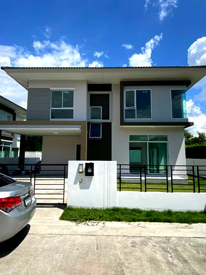 บ้านเดี่ยวให้เช่า : ให้เช่า่บ้าน 35,000 บาท /เดือน ม.บ้านเดอะทรัสต์ แพรกษา ติดรร.สารสาร์ แพรกษา เนื้อที่ 93 ตรว.  พร้อมเฟอร์ ทั้งหลัง แปลงมุมหลังบ้านมีสวนผลไม้ ผักสวนครัว