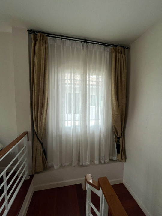 picture Baan Siwalee Mee Chok house for sale at a bargain price. Large corner plot with ample space. SW003377 - 8/31