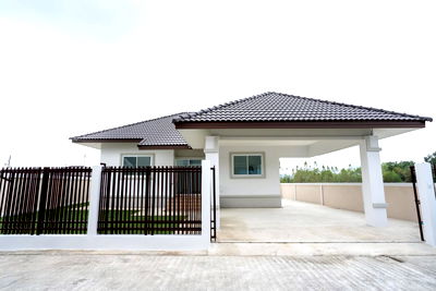 บ้านเดี่ยว เมืองราชบุรี ราชบุรี : บ้านเดี่ยวชั้นเดียวติดถนนใหญ่ ราชบุรี - จอมบึง โครงการธัญรดา