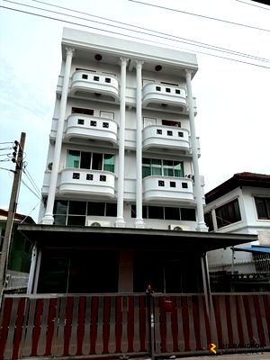 Shophouses for sale Din Daeng : 🏢 High-Demand 6-Storey Commercial Building in Huai Khwang, Near MRT Sutthisan
