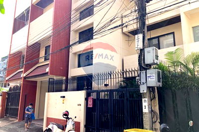 เช่าทาวน์โฮม บิ๊กซี ซูเปอร์เซ็นเตอร์ เอกมัย : [920071049-1238] Townhouse Home Office in Phrom Phong: Live, Work, & Register Co.