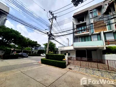 Townhouses for sale Bangkok : 5 Bedroom Townhouse for sale at Areeya Mandarina Sukhumvit 77  5989347