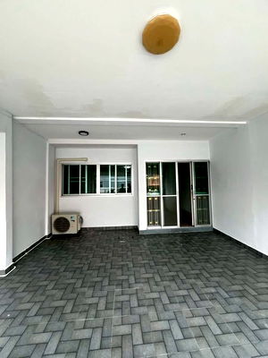 Townhouses for rent Bangkok : code : F68 Baan Ratchathanee 7
