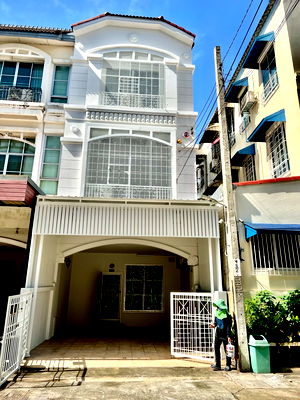 Townhouses for rent Bangkok : For Rent, Townhome for Rent, Ladprao Chokchai 4, Baan Klang Muang Ladprao-Chokchai 4. Affordable and attractive price. Line: @951qfbfi