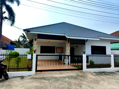 เช่าบ้านเดี่ยว ชลบุรี : ให้เช่า บ้านเดี่ยว หมู่บ้านเนินพลับหวาน 3  3 ห้องนอน 2 ห้องน้ำ