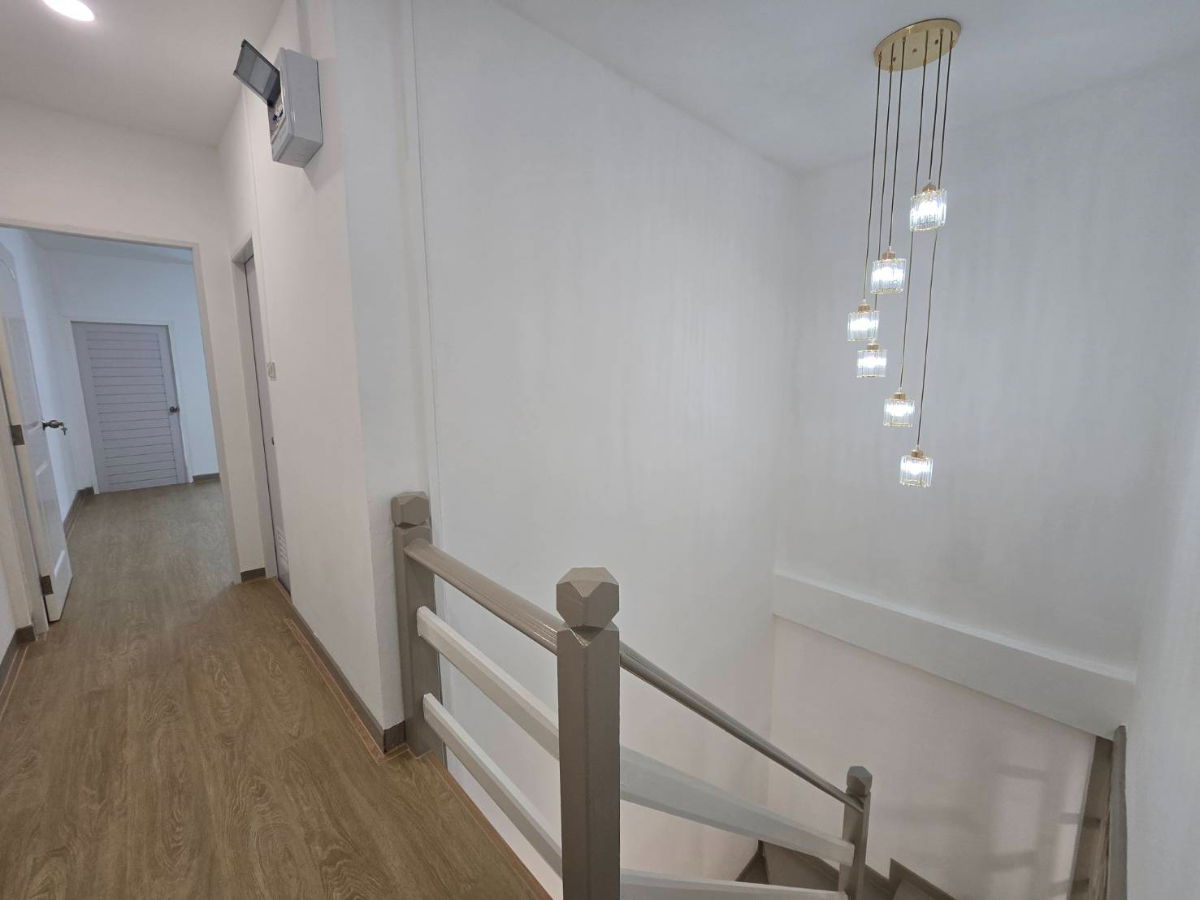 รูป ทาวน์เฮ้าส์ 2ชั้น รีโนเวทใหม่ทั้งหมด ทำเลดี เดินทางสะดวก หมู่บ้าน วรางกูล ถนนเลียบคลองสอง6 คลองสามวา เฟอร์นิเจอร์สวย - รูปที่ 24/27