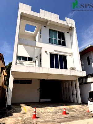 Home office for rent Big C Super Center Ekkamai : Home Office for Rent in the City Center, near Rama 9 - RCA (SPSAD3760)