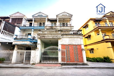 ทาวน์โฮม คริสตัล ดีไซน์ เซ็นเตอร์ : ขายทาวน์โฮม 3 ชั้น หมู่บ้านกรุงทอง 5 ซอยนวมินทร์ 111 แยก 1 หลังมุม ใกล้ทางด่วนรามอินทรา