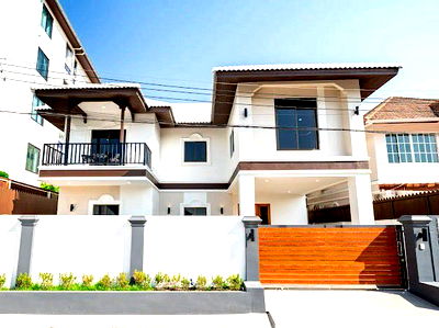 Houses for sale Bang Lamung Chonburi : Newly renovated 2-story house for sale in Pattaya with private swimming pool.