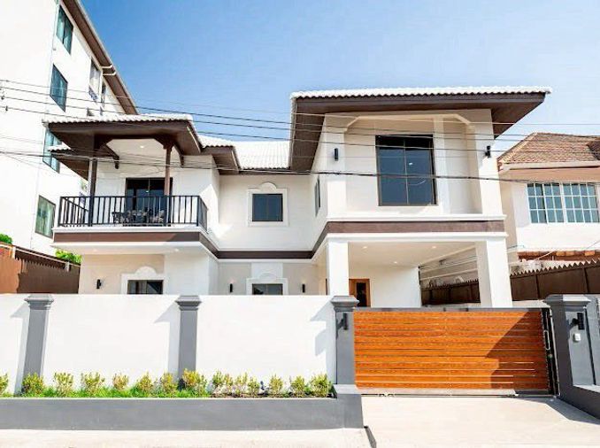 ขายบ้านเดี่ยว 2 ชั้น รีโนเวทใหม่ในพัทยาใต้ พร้อมสระว่ายน้ำส่วนตัว