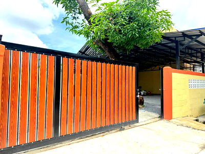 เช่าบ้านเดี่ยว เขตจตุจักร : 🔥 ให้เช่าบ้านพร้อมที่ดินกว้าง – ม.สินพัฒนาธานี ติดตลาดบองมาร์เช่ ทำเลประชานิเวศน์ 1 เข้า–ออกสะดวก