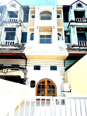 เช่าทาวน์โฮม เชียงใหม่ : ให้เช่า ทาวน์เฮ้าส์  3ชั้นครึ่ง  3 ห้องนอน 4 ห้องน้ำ 1 ห้องรับแขก 1 ห้องครัว  