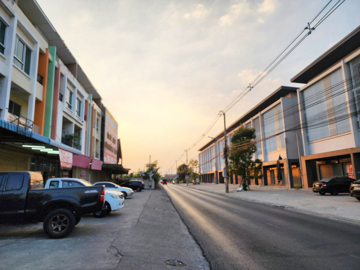 รูป ให้เช่าอาคารพาณิชย์ 3 ชั้น ติดถนน ใกล้ตลาดลาดสวาย ลำลูกกา คลอง 4 แต่งสวย พร้อมประตูกระจก แอร์ กันสาด - รูปที่ 13/13