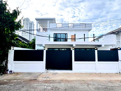Houses for sale Chonburi : Sell at LOST!!! Pool villa near Jomtien Beach, only 300 meters, reduced from 17.9 million baht to 14.9 million baht!!!