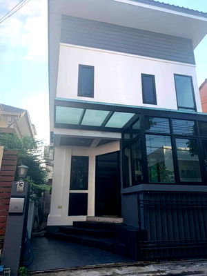 Townhouses for rent Ladprao 48, Chokchai 4, Ladprao 71 : House for rent in Chokchai 4, near the Goddess of Mercy shrine. Affordable price. Interested? Line: @951qfbfi