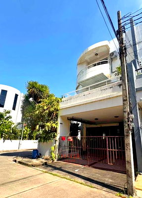 Townhouses for rent : RH015226 For rent : 3-story corner house townhome with 4 bedrooms, just renovated, in the Lasalle area (Sukhumvit 105).