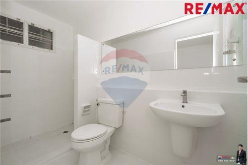 picture [920091001-1341] "Charming Townhouse in Thriving Bangkok Locale" - 8/55