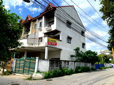 เช่าทาวน์โฮม ซอยแบริ่ง (สุขุมวิท 107) : ให้เช่าทาวน์เฮ้าส์  สุขุมวิท ซ.76 (ห้องหัวมุม) 31 ตรว.