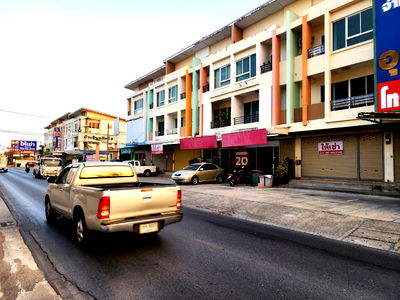 Shophouses for rent Pathumthani : Commercial Building Near Ladsawai Market, Lam Luk Ka Klong 4.  Prime location. Ready to move in