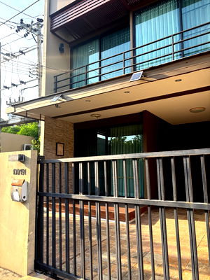 ขายทาวน์โฮม : ขายทาวน์โฮมหลังมุม Urbano รามคำแหง 94 | 3 ห้องนอน | ราคา 3.49 ล้านบาท