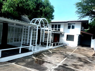 เช่าบ้านเดี่ยว สระบุรี :  ให้เช่าบ้านเดี่ยว 2 หลัง บนพื้นที่ 100 ตร.ว. ใจกลางเมืองสระบุรี ทำเลทอง ใกล้ห้าง เดินทางสะดวก