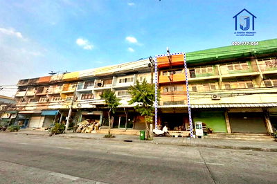 อาคารพาณิชย์ เขตบางกะปิ : ขายอาคารพาณิชย์ 3 ชั้น 18 ตารางวา ติดถนนสวนสยาม ใกล้รถไฟฟ้าสายสีเหลือง