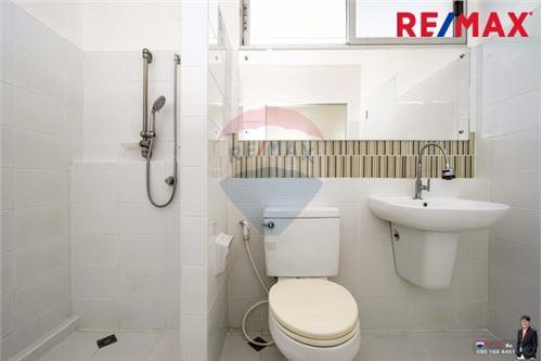 picture [920091001-1341] "Charming Townhouse in Thriving Bangkok Locale" - 42/55