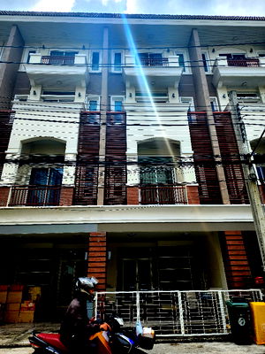 Home office for rent Bangkok : For rent Townhome Lat Phrao BKK.