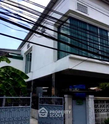 Houses for rent Bangkok : 1-BR House near BTS Ratchayothin (ID 2555261)