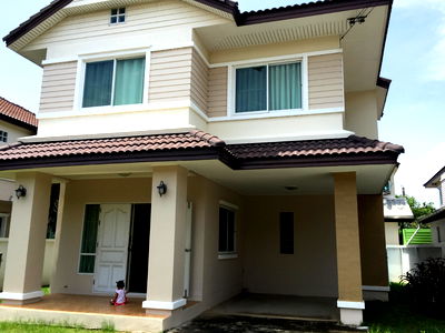 Houses for rent Makro Bangbuathong : Single house for rent in Sammakorn Ratchaphruek Village. Very spacious living area.