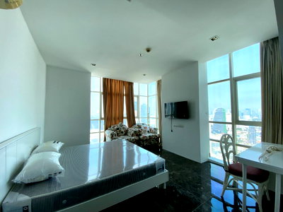 Condos for rent : 2-bedroom apartment for rent, large unit at Ideo Verve Ratchaprarop, most convenient location in the area.
