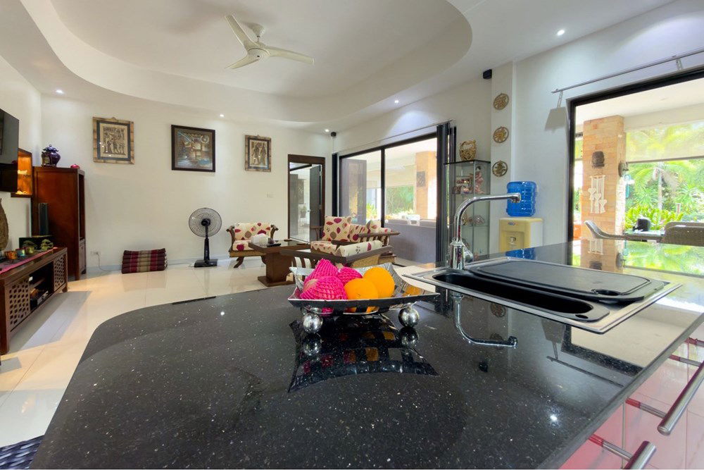 รูป [920281015-755] ขายบ้านพร้อมสระว่ายน้ำ เหมาะสำหรับอยู่อาศัยหรือซื้อเพื่อการลงทุน - รูปที่ 9/55